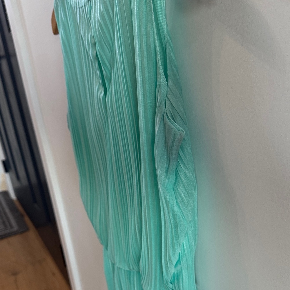 π Dynamite Pleated Mint Green Top - Size Small - Picture 4 of 5